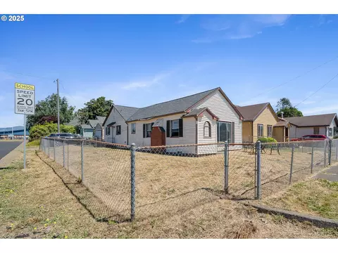 1702 10th St, Tillamook, OR 97141