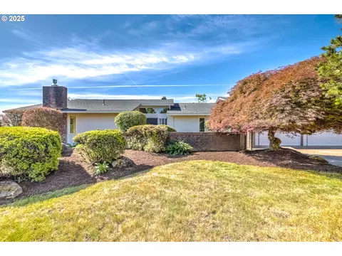 1019 SW 2nd St, Dundee, OR 97115