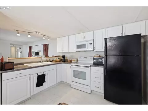 Kitchen - 5335 Main St #10, Springfield, OR 97478 photo 7 of 9