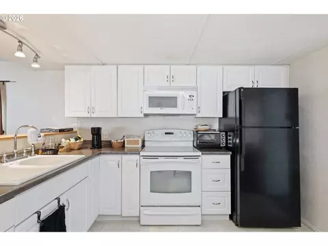 Kitchen - 5335 Main St #10, Springfield, OR 97478 photo 6 of 9