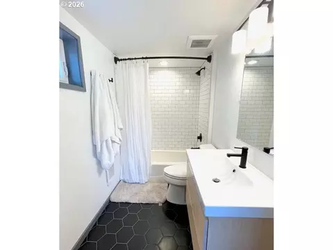 Bath - 61304 SE Wizard Ln, Bend, OR 97702 photo 1 of 1