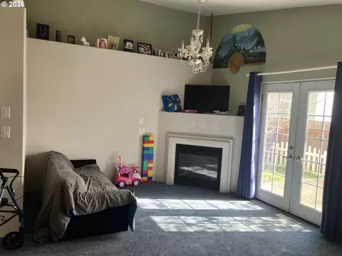 Living - 695 Mary Dr, Molalla, OR 97038 photo 1 of 2