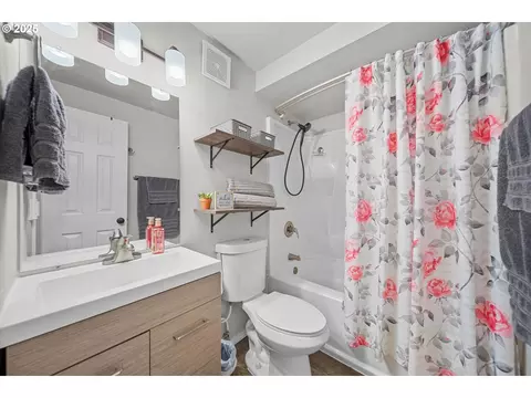 Bath - 251 NE Village Squire Ave #2, Gresham, OR 97030 photo 2 of 2