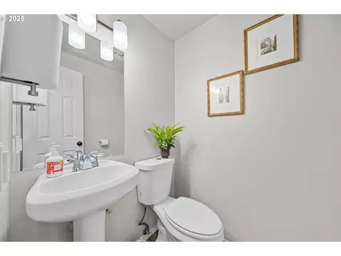 Bath - 251 NE Village Squire Ave #2, Gresham, OR 97030 photo 1 of 2
