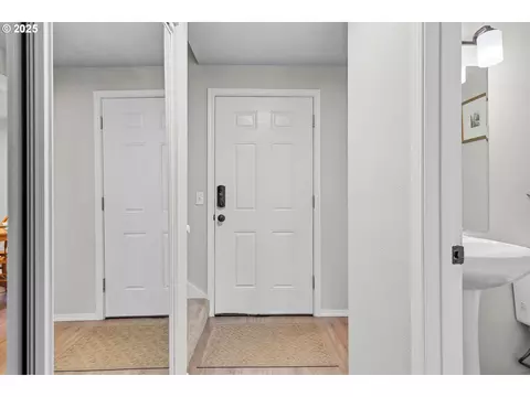Entry Way - 251 NE Village Squire Ave #2, Gresham, OR 97030 photo 2 of 4