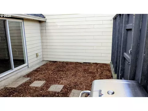 Exterior - 251 NE Village Squire Ave #2, Gresham, OR 97030 photo 4 of 5