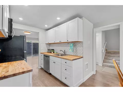 Kitchen - 251 NE Village Squire Ave #2, Gresham, OR 97030 photo 2 of 4