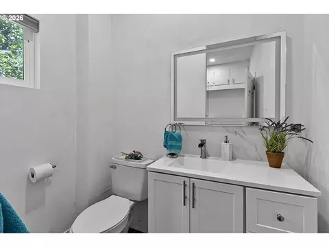 Bath - 1259 Monroe St, Eugene, OR 97402 photo 2 of 4