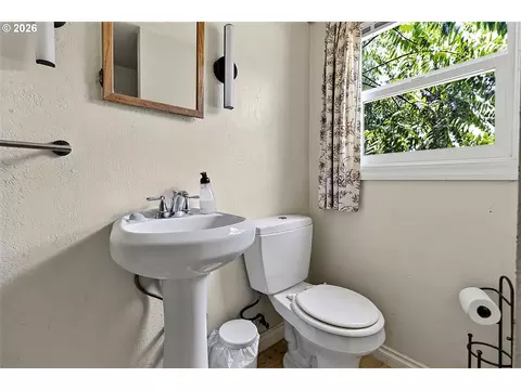 Bath - 1259 Monroe St, Eugene, OR 97402 photo 3 of 4
