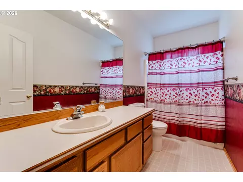 Bath - 3513 Kendra St, Eugene, OR 97404 photo 1 of 4
