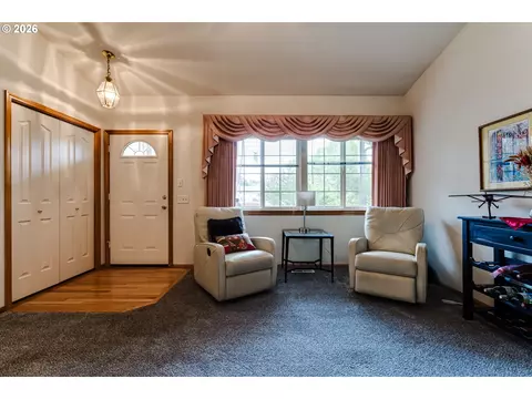 Entry Way - 3513 Kendra St, Eugene, OR 97404 photo 4 of 5