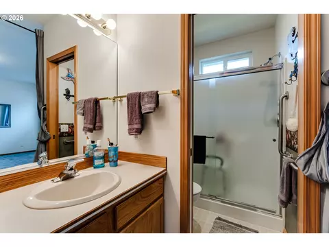 Bath - 3513 Kendra St, Eugene, OR 97404 photo 3 of 4