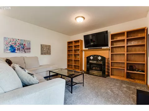 Living - 3513 Kendra St, Eugene, OR 97404 photo 3 of 5