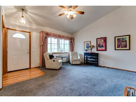 Entry Way - 3513 Kendra St, Eugene, OR 97404 photo 3 of 5