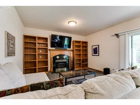 Living - 3513 Kendra St, Eugene, OR 97404 photo 2 of 5