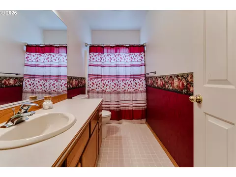 Bath - 3513 Kendra St, Eugene, OR 97404 photo 2 of 4