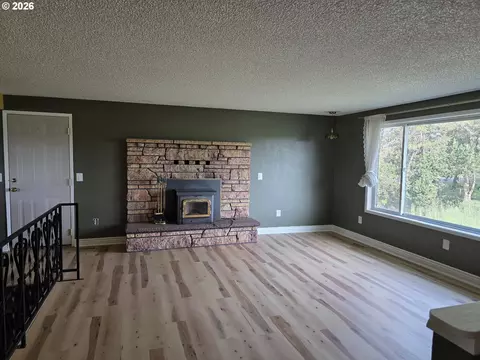 Living - 81503 W Eighth Rd, Irrigon, OR 97844 photo 1 of 2