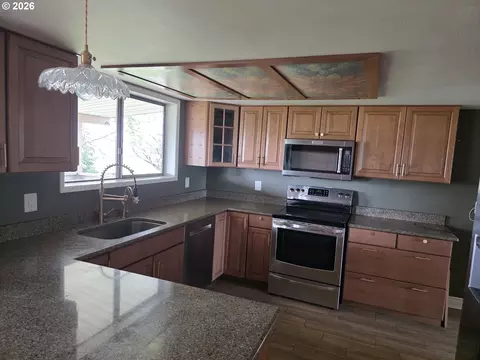 Kitchen - 81503 W Eighth Rd, Irrigon, OR 97844 photo 1 of 2
