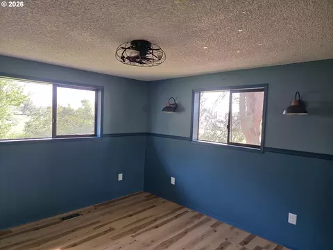 Bedroom - 81503 W Eighth Rd, Irrigon, OR 97844 photo 2 of 4