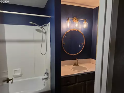 Bath - 81503 W Eighth Rd, Irrigon, OR 97844 photo 3 of 4