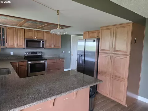 Kitchen - 81503 W Eighth Rd, Irrigon, OR 97844 photo 2 of 2