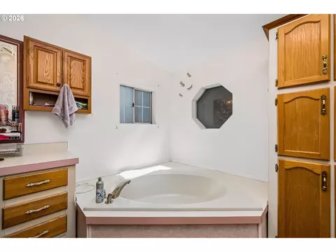 Bath - 1699 N Terry St #107, Eugene, OR 97402 photo 2 of 3