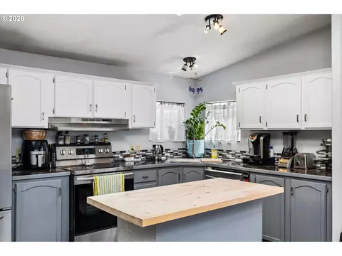 Kitchen - 1699 N Terry St #107, Eugene, OR 97402 photo 2 of 3