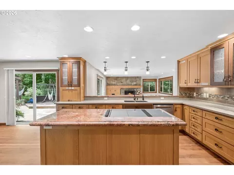 Kitchen - 33670 Mckenzie View Dr, Eugene, OR 97408 photo 3 of 4