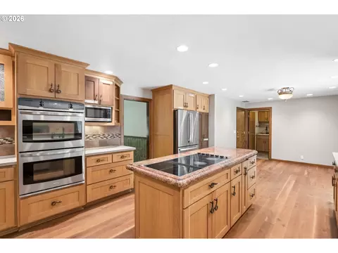 Kitchen - 33670 Mckenzie View Dr, Eugene, OR 97408 photo 2 of 4