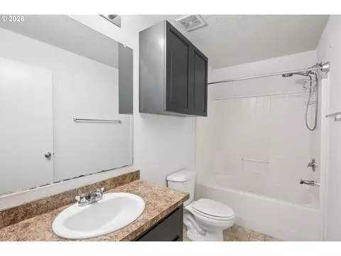Bath - 33670 Mckenzie View Dr, Eugene, OR 97408 photo 3 of 3