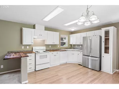 Kitchen - 33670 Mckenzie View Dr, Eugene, OR 97408 photo 4 of 4