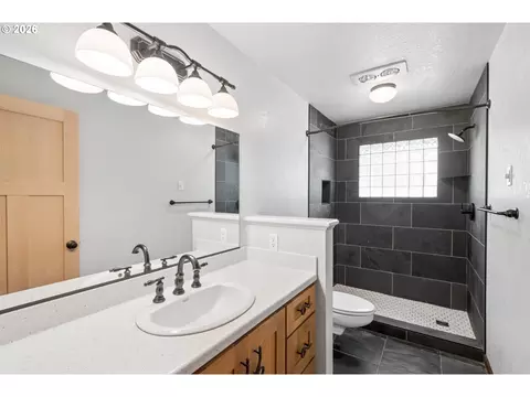 Bath - 33670 Mckenzie View Dr, Eugene, OR 97408 photo 2 of 3
