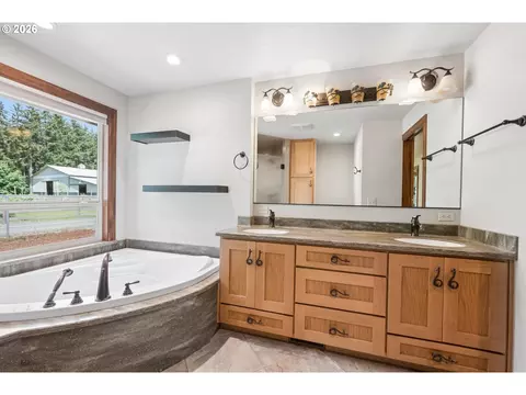 Bath - 33670 Mckenzie View Dr, Eugene, OR 97408 photo 1 of 3
