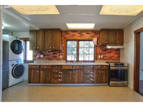 Kitchen - 489 S 18th Ave, Cornelius, OR 97113 photo 1 of 2