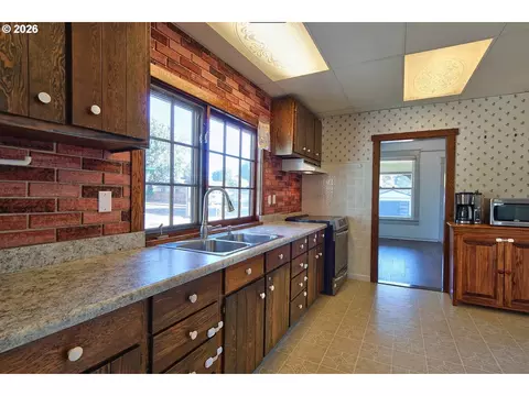 Kitchen - 489 S 18th Ave, Cornelius, OR 97113 photo 2 of 2