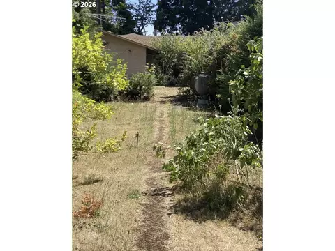 Exterior - 658 W Fairview Dr, Springfield, OR 97477 photo 5 of 6