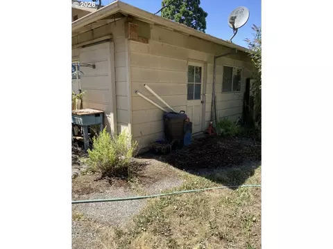 Exterior - 658 W Fairview Dr, Springfield, OR 97477 photo 6 of 6