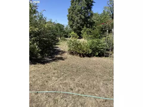 Exterior - 658 W Fairview Dr, Springfield, OR 97477 photo 4 of 6