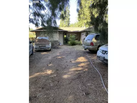 Exterior - 658 W Fairview Dr, Springfield, OR 97477 photo 3 of 6