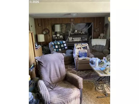 Living - 658 W Fairview Dr, Springfield, OR 97477 photo 2 of 2