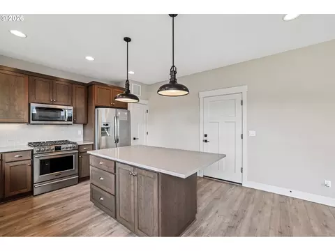 Kitchen - 38320 Sequoia St, Sandy, OR 97055 photo 3 of 4