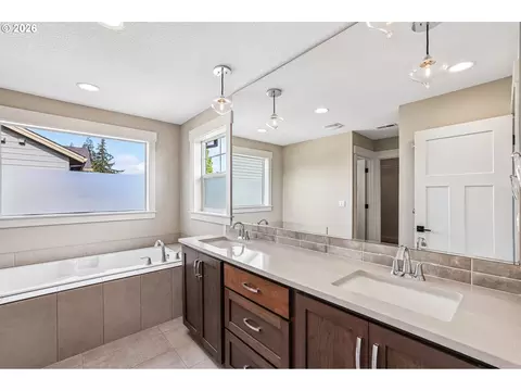 Bath - 38320 Sequoia St, Sandy, OR 97055 photo 2 of 4