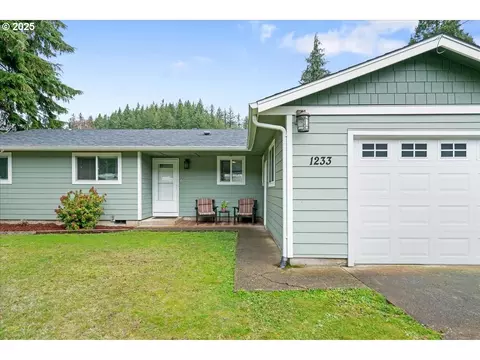 1233 S Water St, Silverton, OR 97381