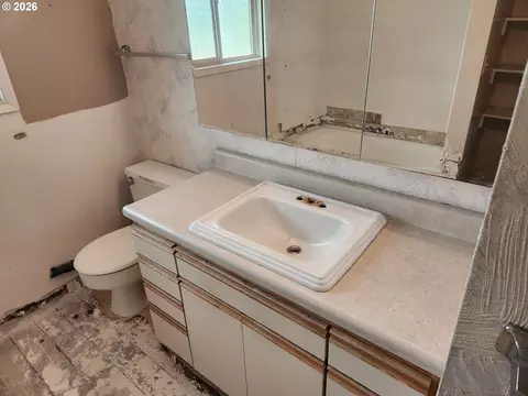 Bath - 2155 Berwin Ln, Eugene, OR 97404 photo 2 of 4