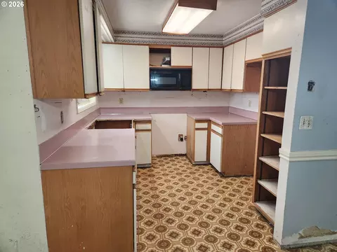Kitchen - 2155 Berwin Ln, Eugene, OR 97404 photo 1 of 3