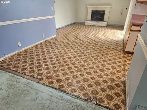 Living - 2155 Berwin Ln, Eugene, OR 97404 photo 5 of 5