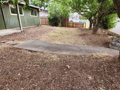 Exterior - 2155 Berwin Ln, Eugene, OR 97404 photo 4 of 11