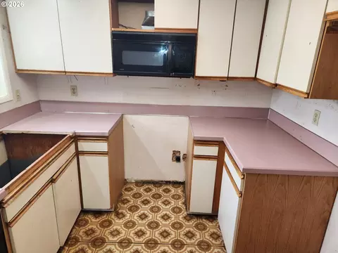 Kitchen - 2155 Berwin Ln, Eugene, OR 97404 photo 3 of 3