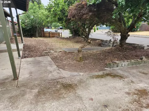 Exterior - 2155 Berwin Ln, Eugene, OR 97404 photo 3 of 11