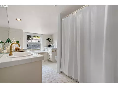 Bath - 158 W 21st Ave, Eugene, OR 97405 photo 3 of 4